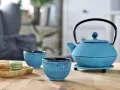 Kpl. Czajnik Żeliwny 0,8L + 2 czarki i podstawka Turkusowy (1).webp