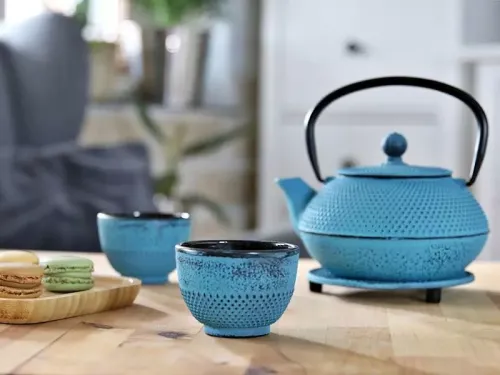 Kpl. Czajnik Żeliwny 0,8L + 2 czarki i podstawka Turkusowy (1).webp